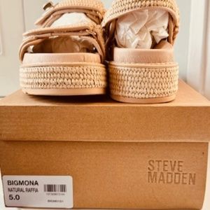 BRAND NEW! NEVER WORN, BIG MONA NATURAL RAFFIA,STILL IN BOX, SIZE 5